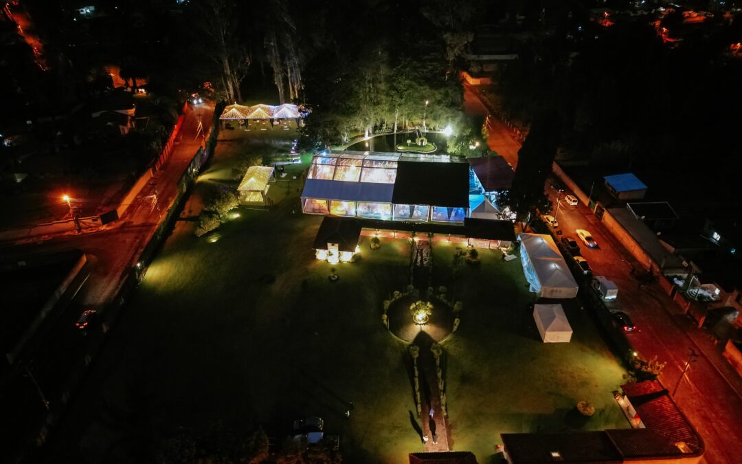 Carpas Negras: La Clave para una Boda de Día con el Encanto de la Noche en Quito, Ecuador